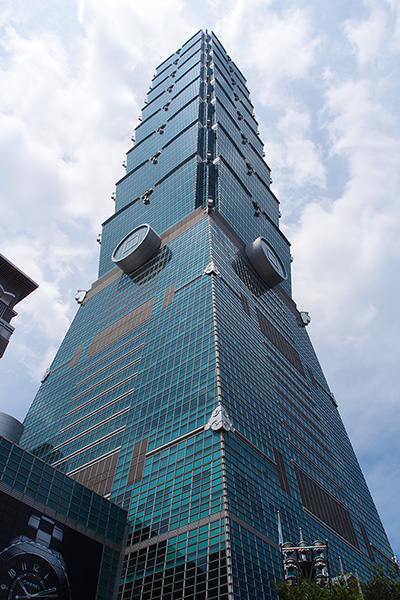 台北101。ドバイのブルジュ・ハリファが出来るまでは世界一の高さを誇るビルでした。