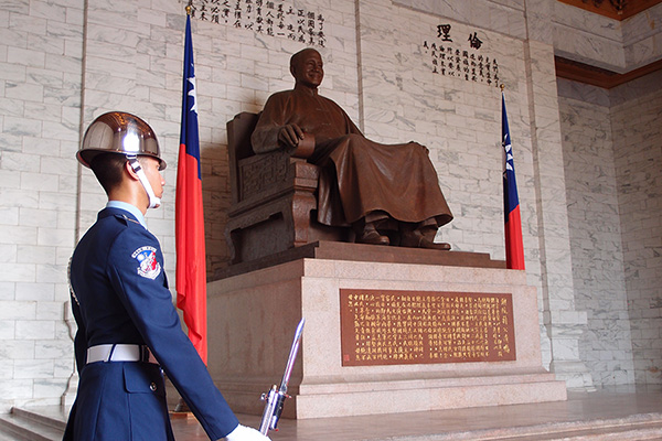 蒋介石の銅像と儀仗兵